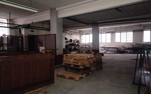 RIF. 966 Opportunità Direzionale a San Severino Marche: 2.100 mq di Spazio Espositivo e Logistico con Ampia Corte Privata