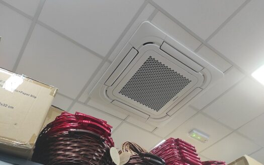 RIF. 966 Opportunità Direzionale a San Severino Marche: 2.100 mq di Spazio Espositivo e Logistico con Ampia Corte Privata