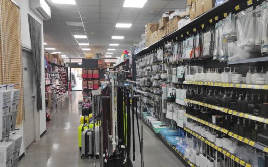 RIF. 966 Opportunità Direzionale a San Severino Marche: 2.100 mq di Spazio Espositivo e Logistico con Ampia Corte Privata