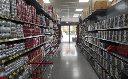 RIF. 966 Opportunità Direzionale a San Severino Marche: 2.100 mq di Spazio Espositivo e Logistico con Ampia Corte Privata