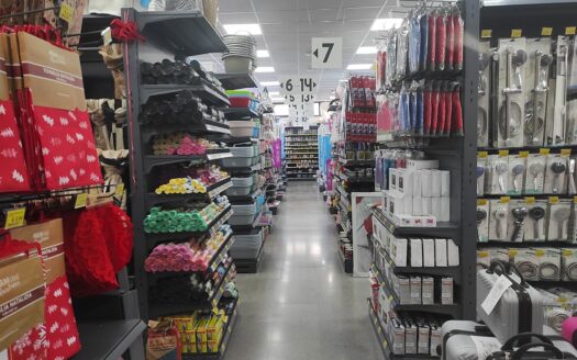 RIF. 966 Opportunità Direzionale a San Severino Marche: 2.100 mq di Spazio Espositivo e Logistico con Ampia Corte Privata