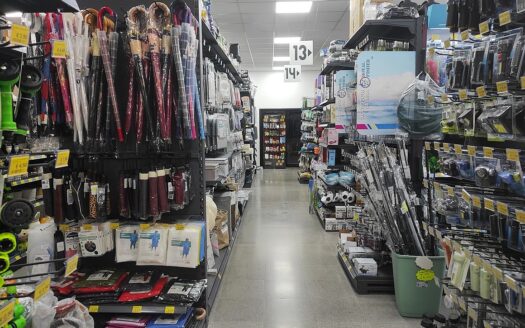 RIF. 966 Opportunità Direzionale a San Severino Marche: 2.100 mq di Spazio Espositivo e Logistico con Ampia Corte Privata