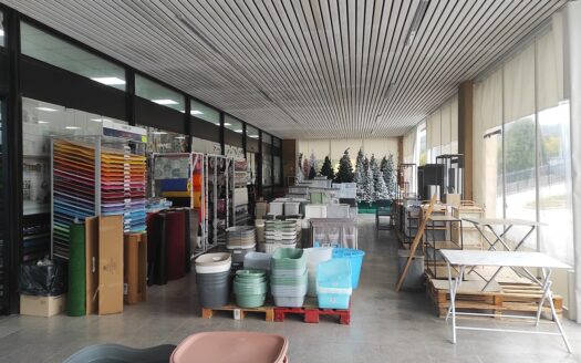 RIF. 966 Opportunità Direzionale a San Severino Marche: 2.100 mq di Spazio Espositivo e Logistico con Ampia Corte Privata