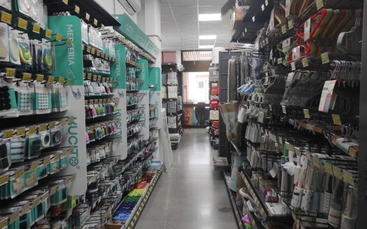 RIF. 966 Opportunità Direzionale a San Severino Marche: 2.100 mq di Spazio Espositivo e Logistico con Ampia Corte Privata