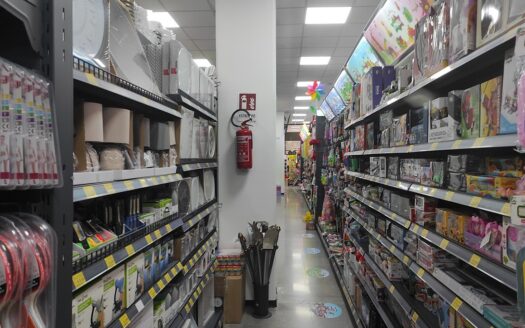 RIF. 966 Opportunità Direzionale a San Severino Marche: 2.100 mq di Spazio Espositivo e Logistico con Ampia Corte Privata