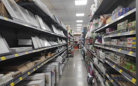 RIF. 966 Opportunità Direzionale a San Severino Marche: 2.100 mq di Spazio Espositivo e Logistico con Ampia Corte Privata