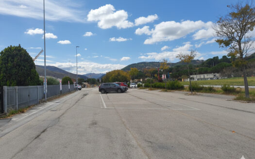 RIF. 966 Opportunità Direzionale a San Severino Marche: 2.100 mq di Spazio Espositivo e Logistico con Ampia Corte Privata