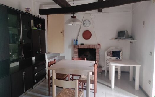 RIF. 964 CASA INDIPENDENTE A 2 KM DAL CENTRO