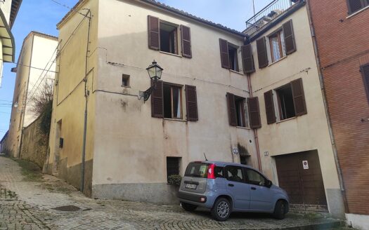 RIF. 972 SOLUZIONE INDIPENDENTE IN CENTRO STORICO