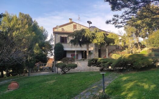 RIF. 975 PRESTIGIOSA VILLA IN PIETRA CON PARCO PRIVATO – SAN SEVERINO MARCHE-