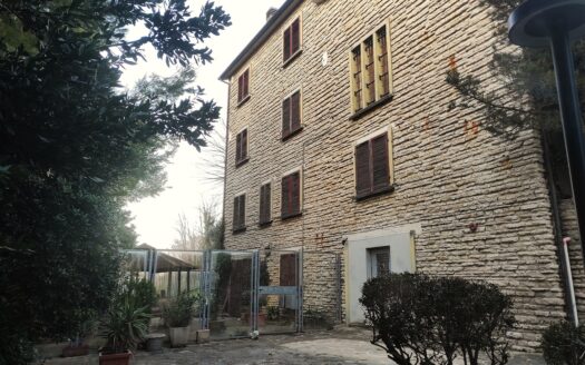 RIF. 975 PRESTIGIOSA VILLA IN PIETRA CON PARCO PRIVATO – SAN SEVERINO MARCHE-