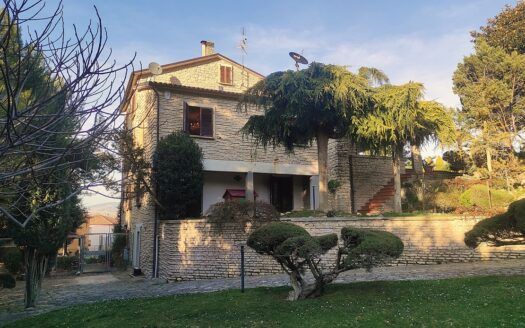 RIF. 975 PRESTIGIOSA VILLA IN PIETRA CON PARCO PRIVATO – SAN SEVERINO MARCHE-