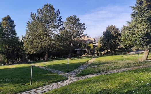 RIF. 975 PRESTIGIOSA VILLA IN PIETRA CON PARCO PRIVATO – SAN SEVERINO MARCHE-