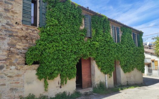 Cingoli Immobiliare Rif. 981 AFFASCINANTE CIELO-TERRA IN PIETRA A SAN SEVERINO MARCHE