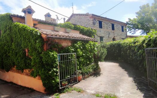 Cingoli Immobiliare Rif. 981 AFFASCINANTE CIELO-TERRA IN PIETRA A SAN SEVERINO MARCHE