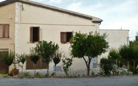 Cingoli Immobiliare RIF. 536 APPARTAMENTO CON LASTRICO ESCLUSIVO IN CONTESTO BIFAMILIARE