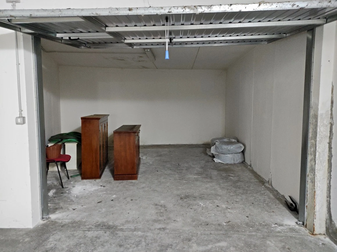 GARAGE-8